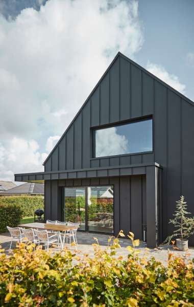 Rotes Backsteinhaus aus den 70er Jahren – in Stahlprofile „verpackt“!, Bakkelyparken 37, 8680 Ry, Dänemark